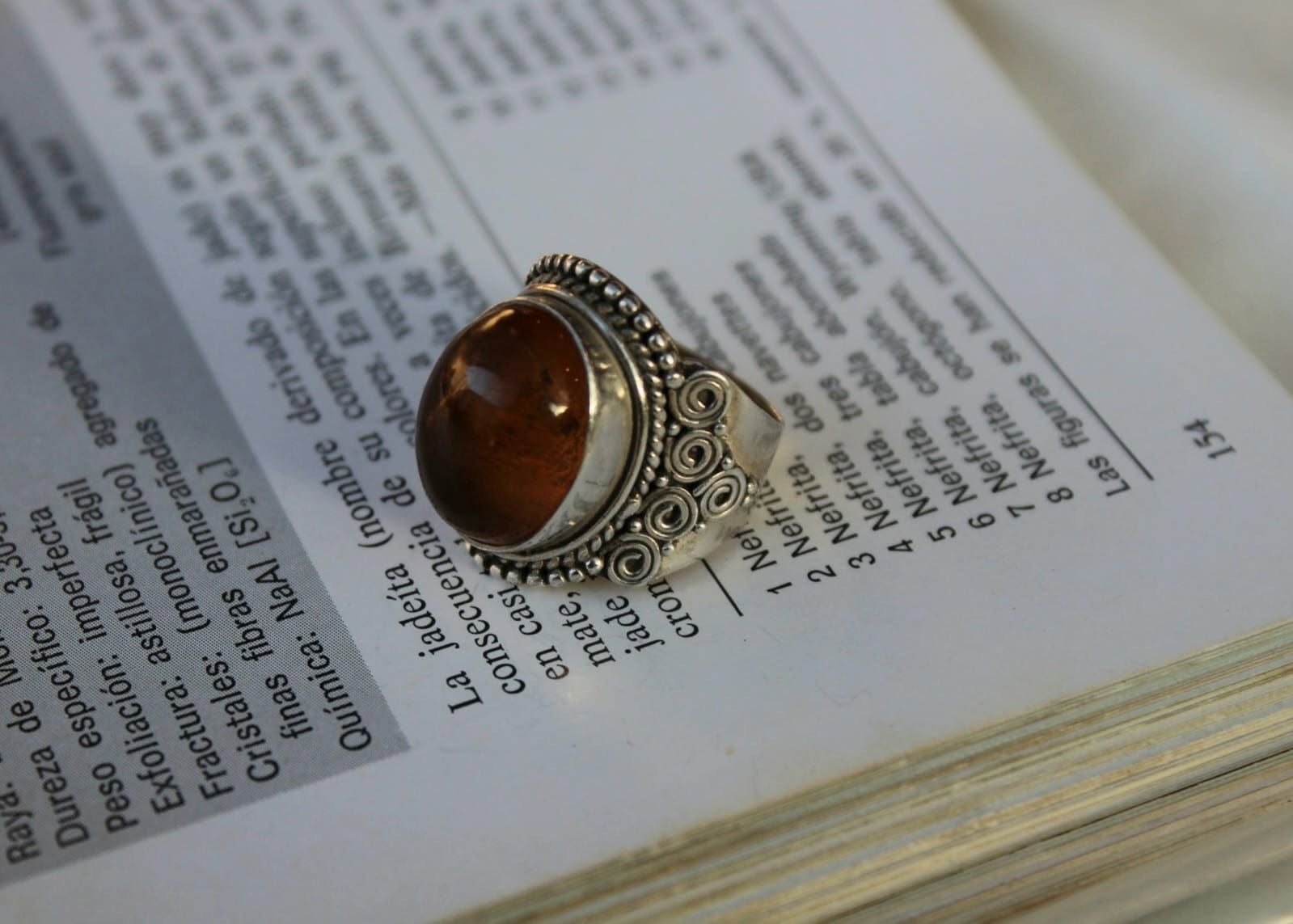 Anillo de plata con ámbar