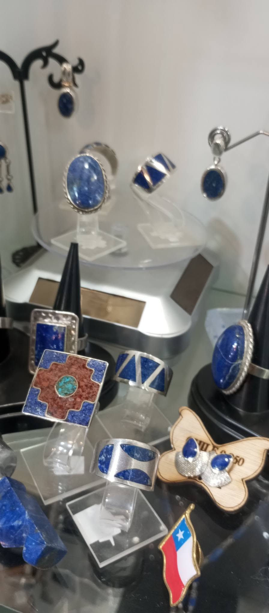 Vitrina con anillos de lapislázuli