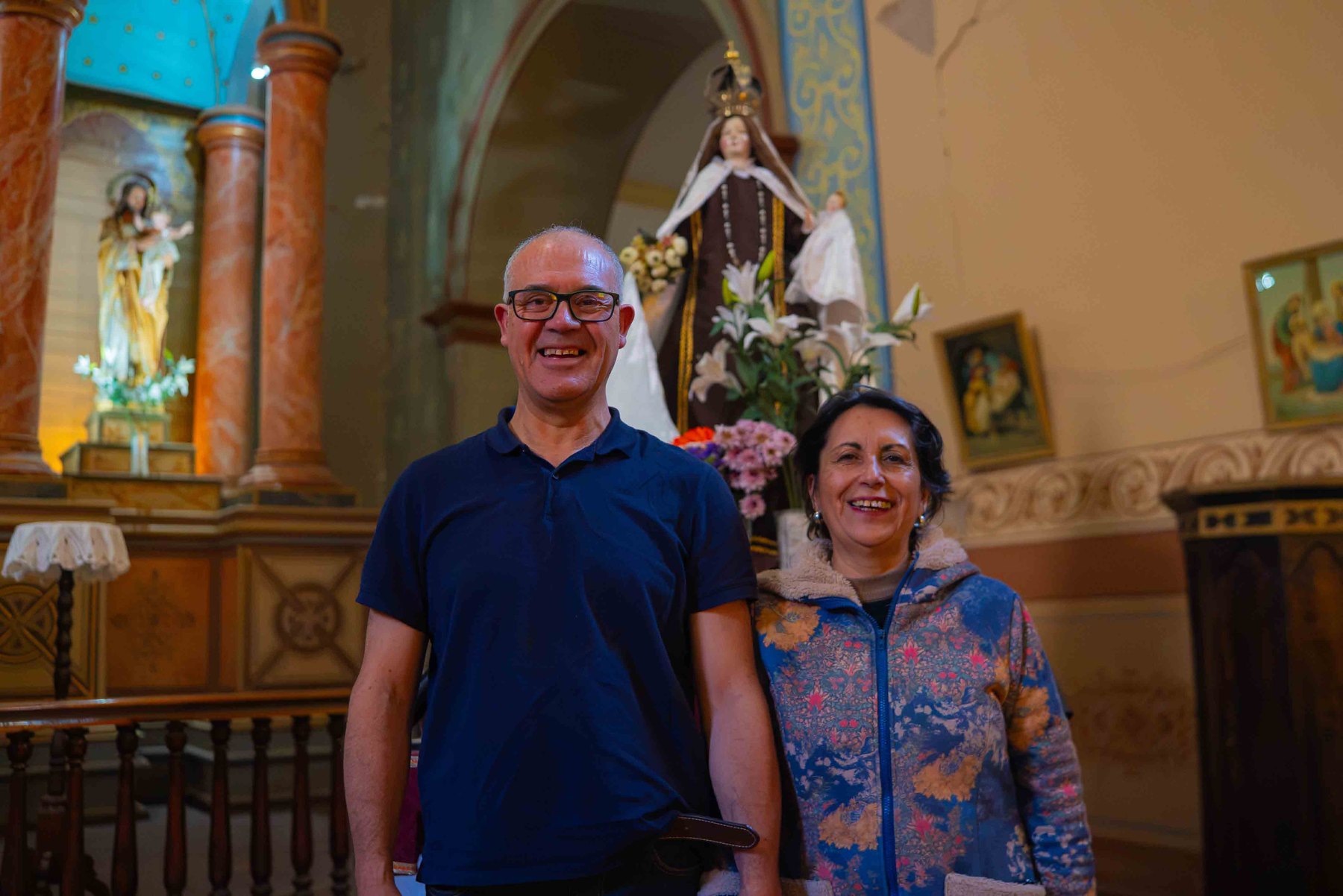 Patricia y Walter frente a la Virgen