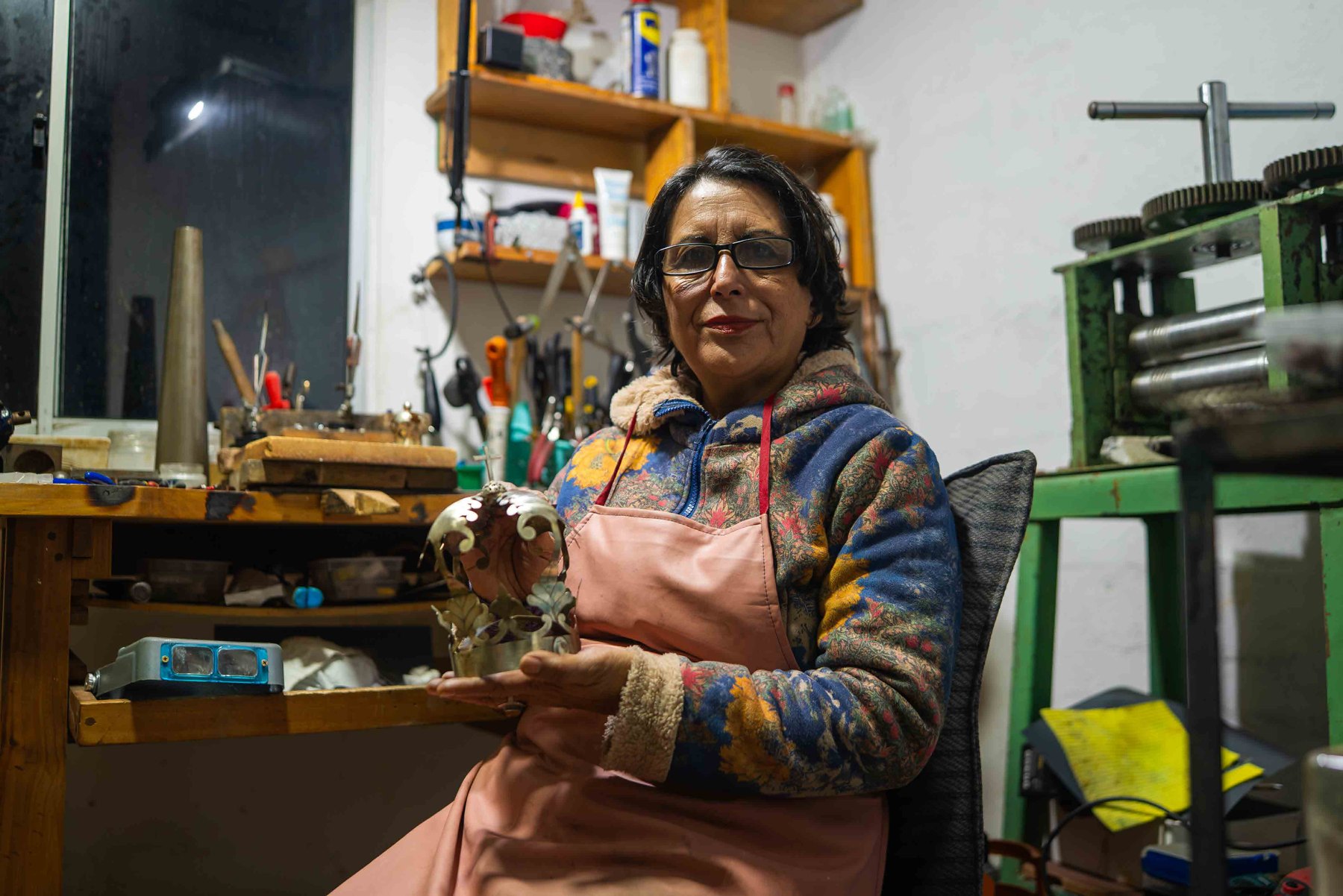 Patricia Calderón en su taller de orfebrería
